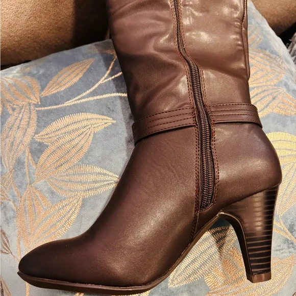 Brown Boots for Women 6 1/2 - Picture 6 of 7